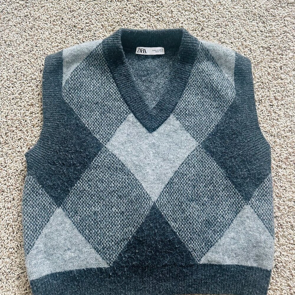 Zara sweater vest. Size Medium